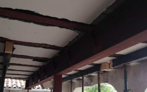 Desplazamiento y supresión de un pórtico en una vivienda unifamiliar