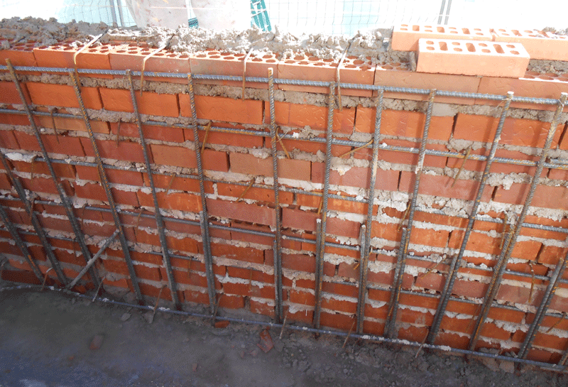 Cálculo de muro de contención de fábrica armada para reparación estructural