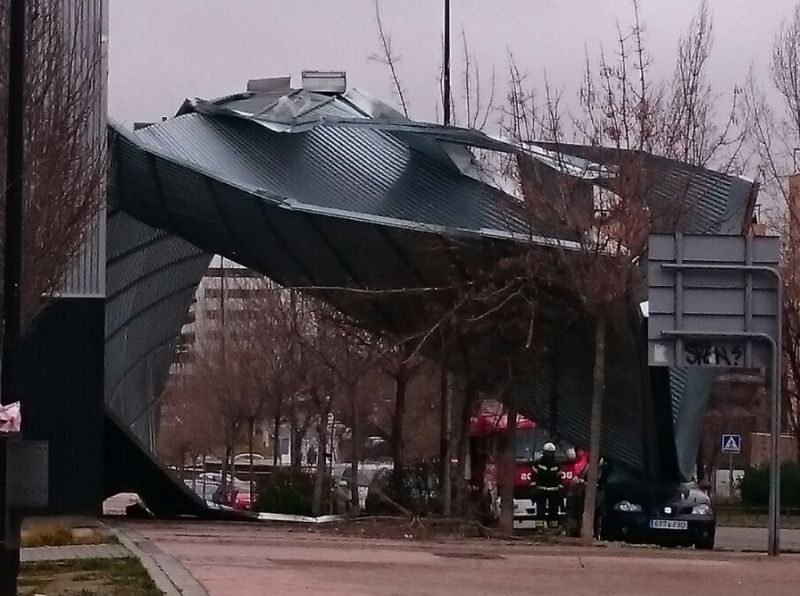 estructura de fachada ligera arrancada por el empuje del viento