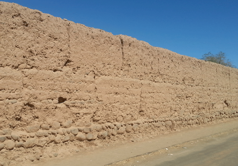 Construcción con muros de adobe en Atacama, Chile