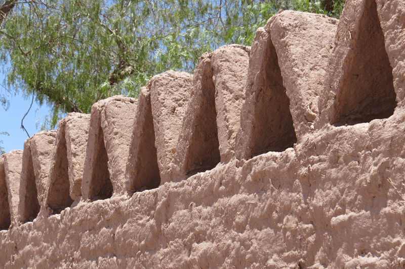 Para proteger las partes más bajas, los muros se levantan sobre zócalos de cantos rodados de la zona.