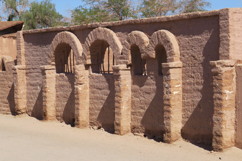 Para proteger las partes más bajas, los muros se levantan sobre zócalos de cantos rodados de la zona.