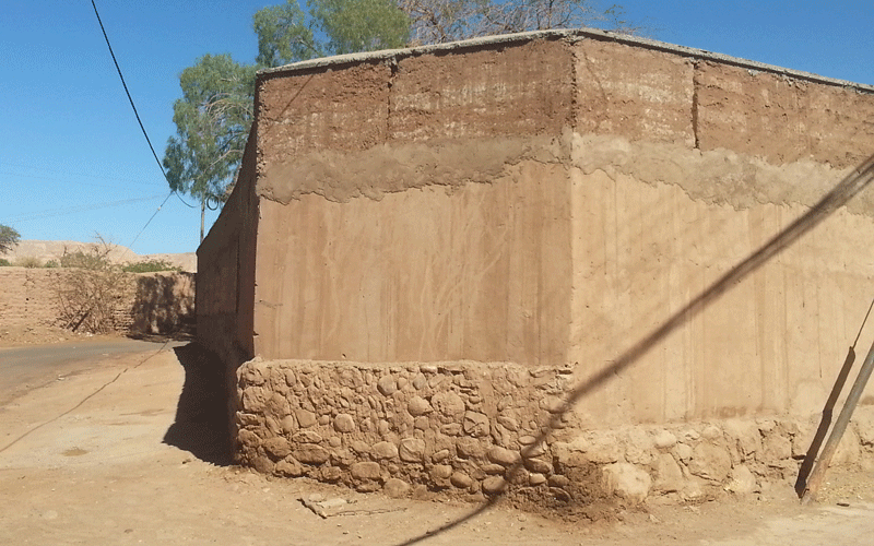 Construcción con muros de adobe en Atacama, Chile