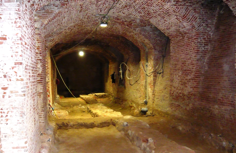 Bóvedas de ladrillo en sótanos de edificios de muros de carga
