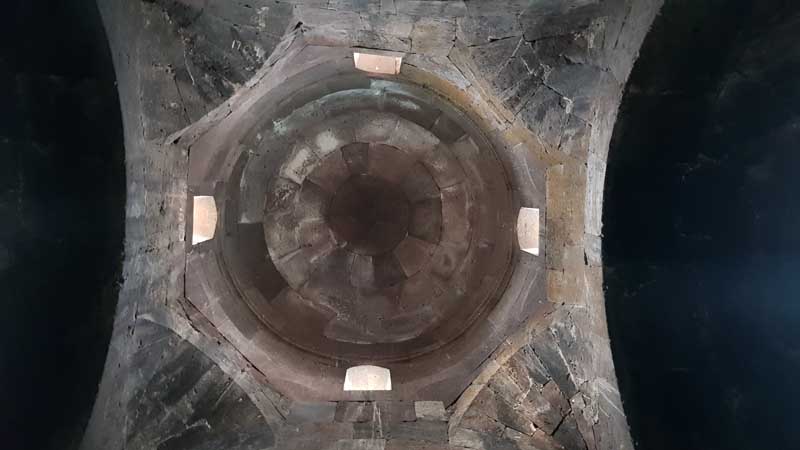Cúpula del monasterio de Hayravank, Armenia sobre trompas